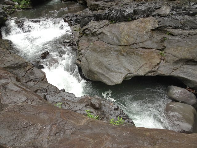 Gare à la glissade sur les roches humides