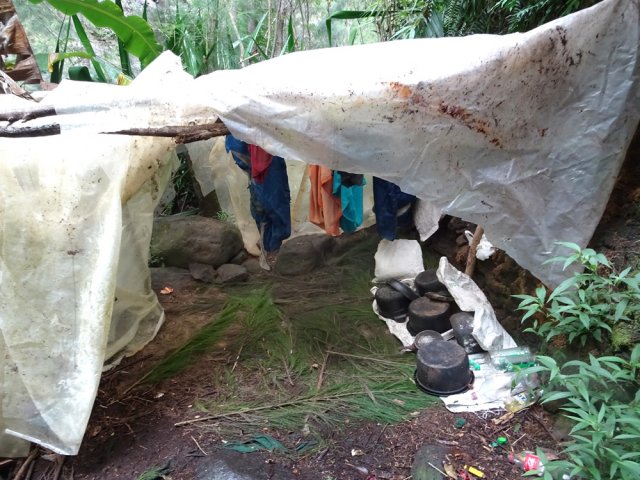Le camp braco au début du sentier remontant à Bé Cabot et à la Mare à Martin