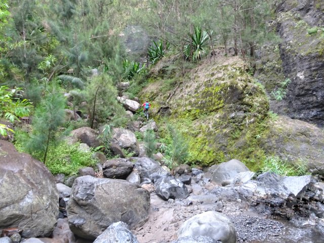 Le premier petit canyon s'évite en escaladant la falaise en rive gauche