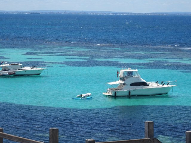 Les eaux cristallines entourant l'île et Perth au loin