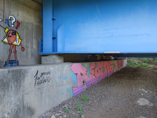 Passer sous le pont pour rejoindre le sentier de Grand Etang