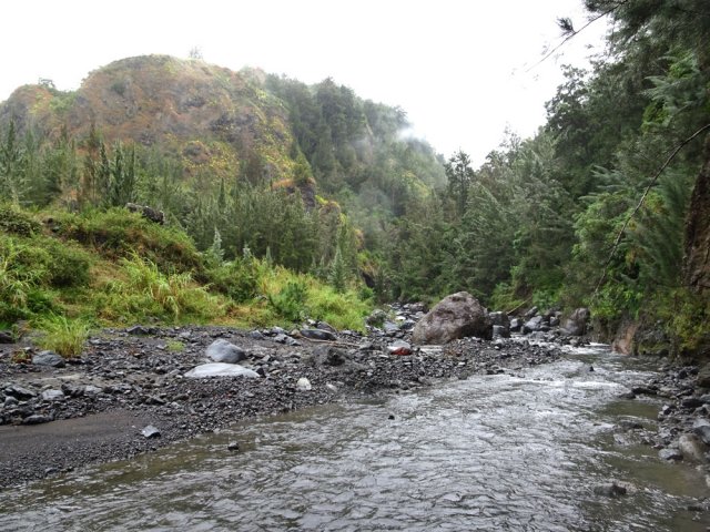 Les premiers mètres de la montée vers la passerelle