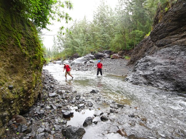On franchit la rivière à de nombreuses reprises