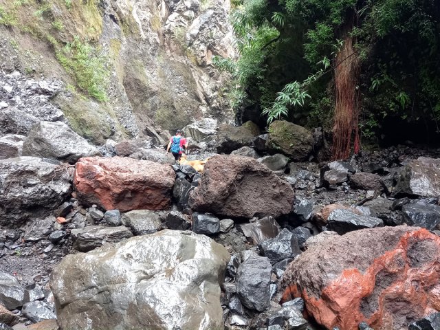 Des pierres de toutes les couleurs sous les pieds