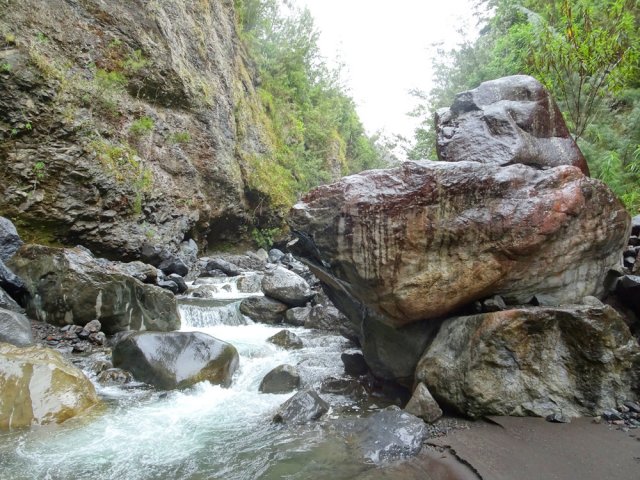 La rivière se transforme aussi en torrent fougueux