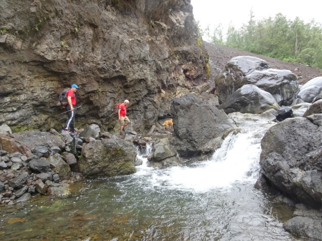Passage dans les roches de la rive