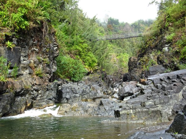 On atteint la passerelle en moins de 2 heures de remontée de rivière
