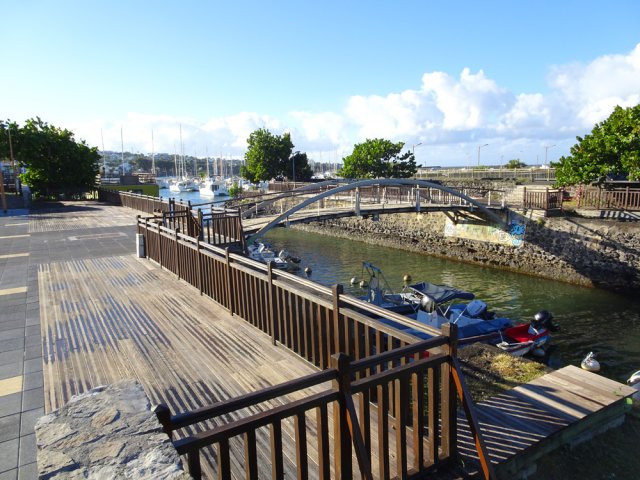 La piste en bois se termine à l'escalier. Faire demi-tour