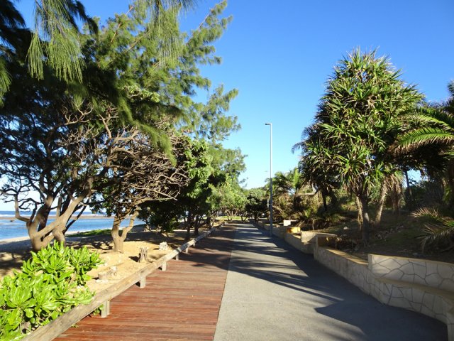 Longer la plage sur une piste de bonne qualité