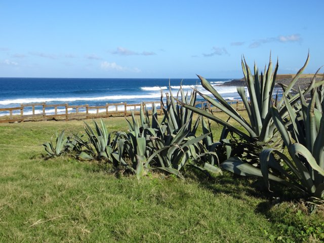 Poursuivre le long de la plage en direction de l'aéroport