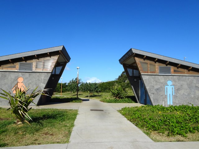 Passer entre les toilettes pour effectuer une boucle