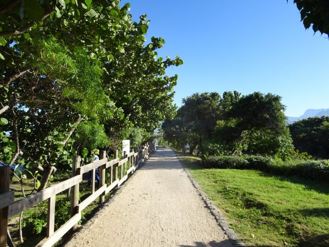 La piste se rapproche de la route