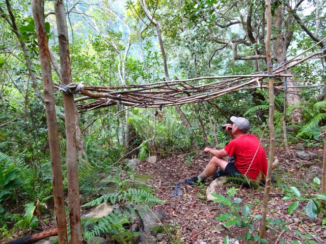 Halte au bord du rempart dans ce camp où l'armature de la tente est déjà dressée