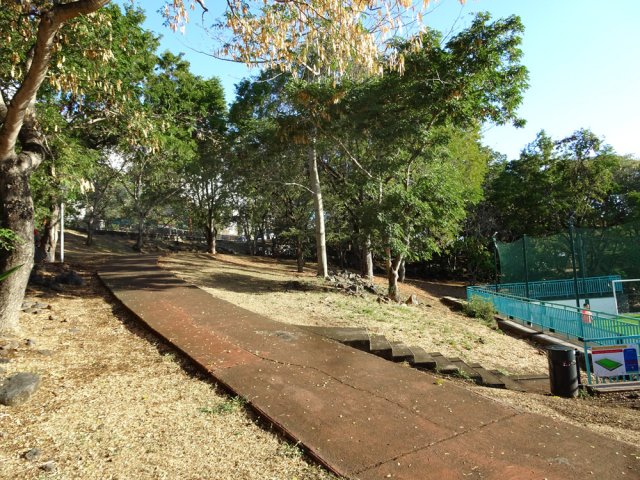 On frôle un terrain de sport