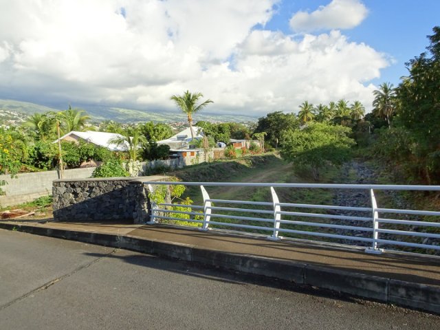 Franchir la ravine au pont de la rue Simone Pinel