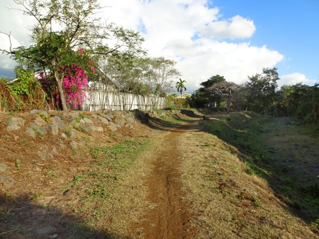 Agréable sentier remontant vers le départ en rive droite