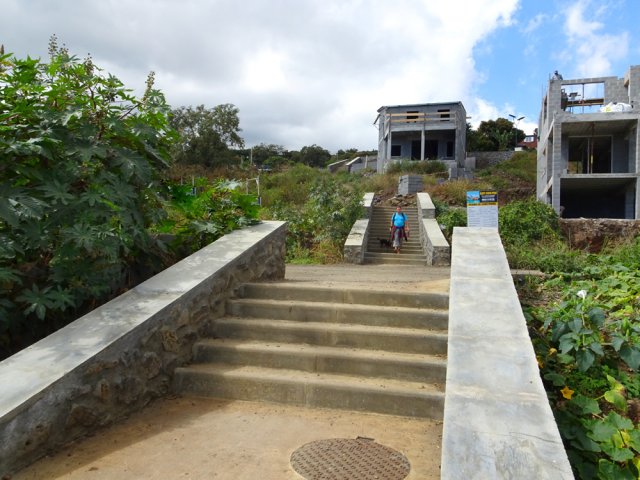 In fine, le sentier sera remplacé par des escaliers entre les habitations