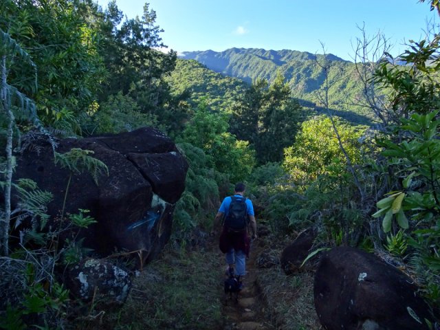 Beaucoup de roches au début du sentier de la Kalla