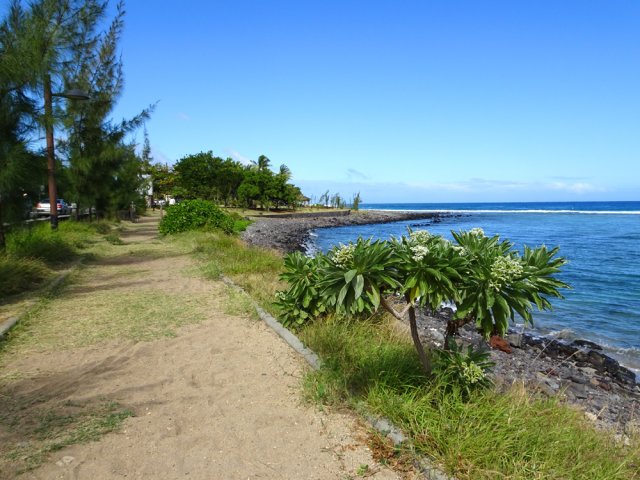 Rejoindre le cimetière en longeant le plus possible la côte