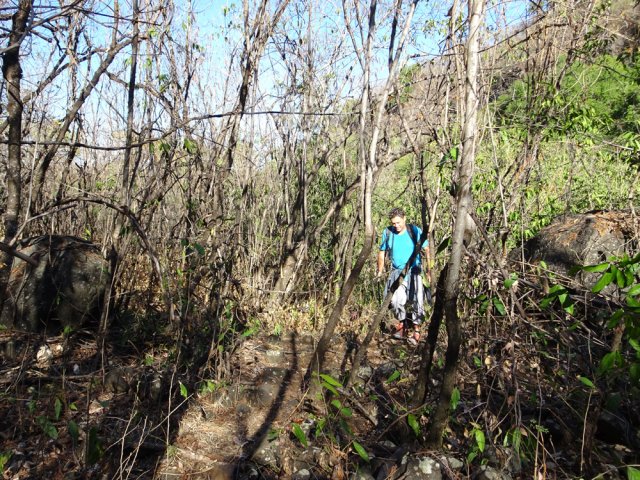 Le sentier remonte le rempart sans difficulté