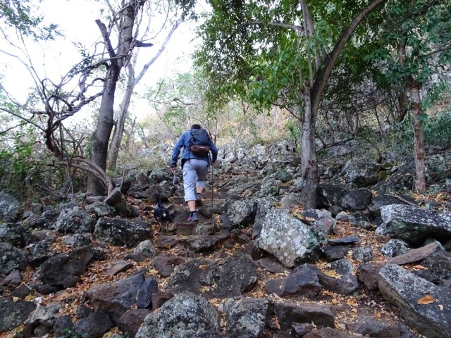 Très forte grimpette sur d'énormes pierres stables