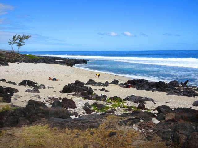 Une petite plage moins fréquentée que la Pointe des Trois Bassins