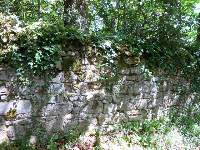 Le mur d'enceinte des propriétés du château ont souffert des ans