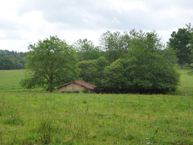 Un abri intermédiaire entre grange et cabane en pierres