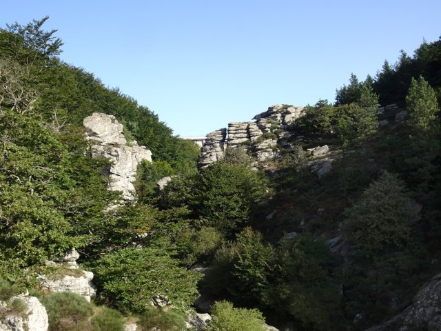 Du promontoire, on devine le barrage en amont