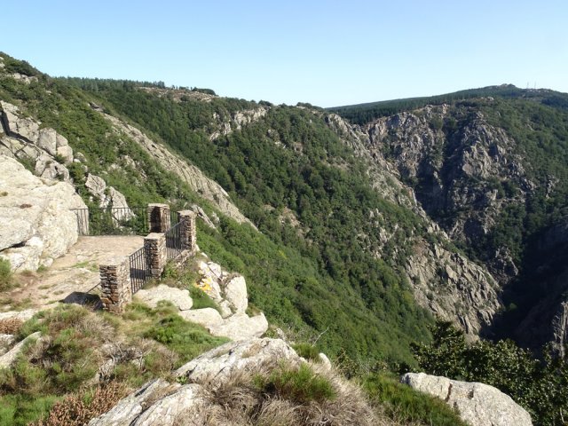 Le Saut de Vezoles et la vallée vus depuis le belvédère
