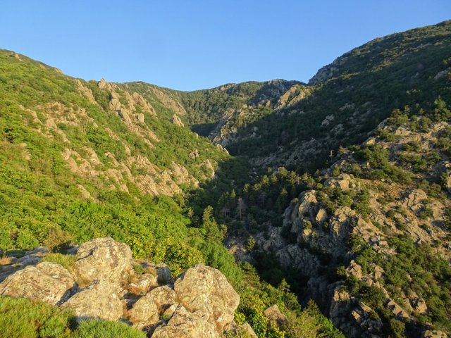 Beaux points de vue sur la vallée depuis les rochers proches d'une ancienne habitation