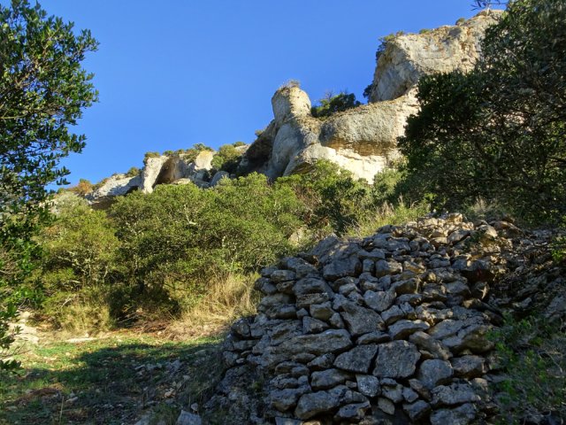 La montée est tout aussi raide et glissante sur un sentier moins marqué