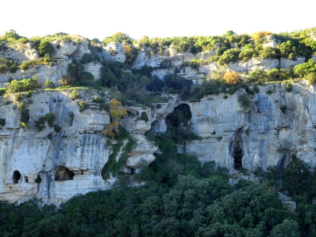 Coup d'œil sur les falaises pratiquées au départ