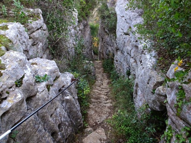 La pente est raide au départ mais le sentier est bien sécurisé