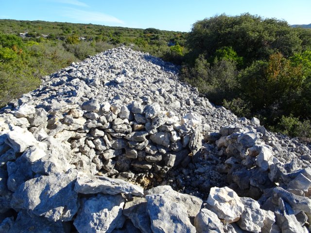 Des abris contre le vent sans doute issus de capitelles détruites