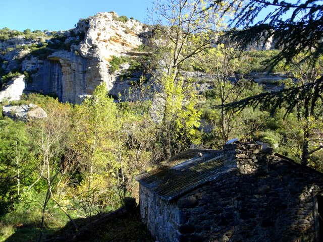Le moulin abandonné près de son cèdre et du gué