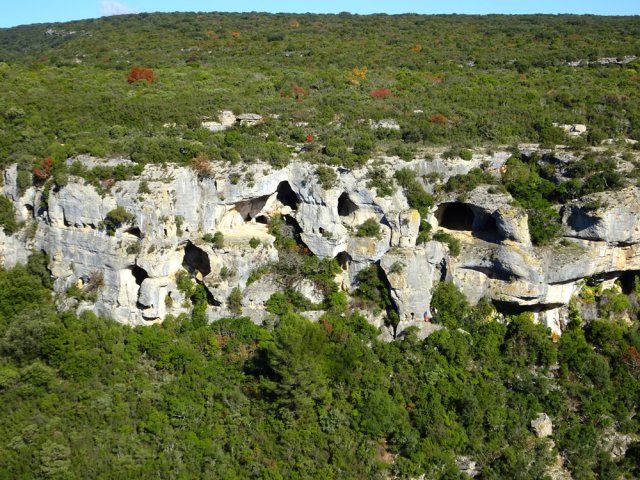 Spectacle sur les grottes de la falaise en rive gauche depuis le point de vue