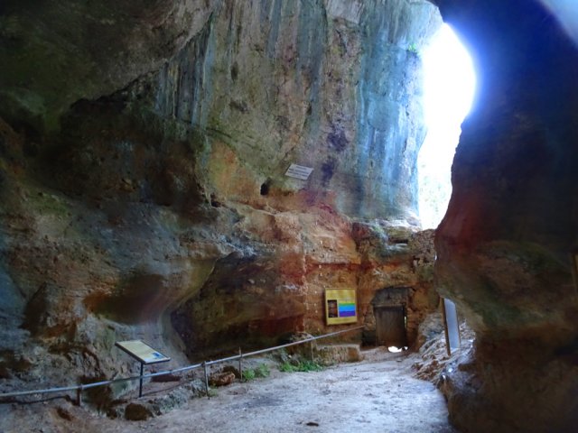 La Grotte de la Coquille est désormais fermée d'une haute grille