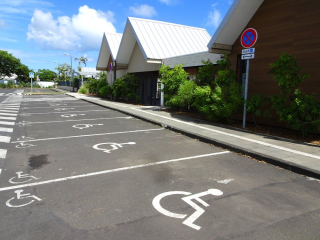 Vaste parking pour personnes handicapées