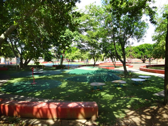 Une aire de jeux pour jeunes enfants