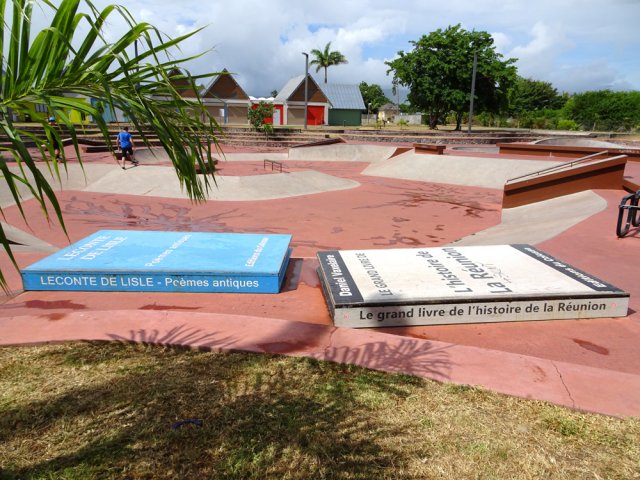 On s'approche de l'autre côté de l'aire des skates