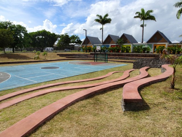 Un terrain de sport proche des bâtiments