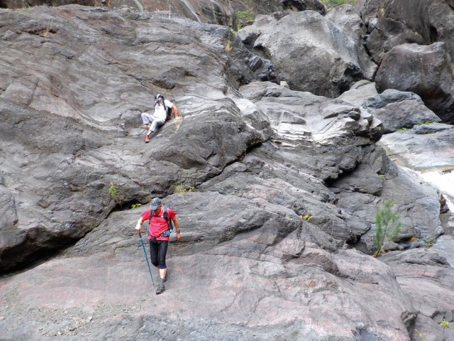 Ces rochers permettant de monter voir la cascade sont trop glissants par temps de pluie