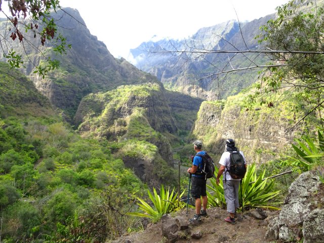 Profiter du point de vue sur la passerelle, le Bras d'Oussy et la Rivière des Galets