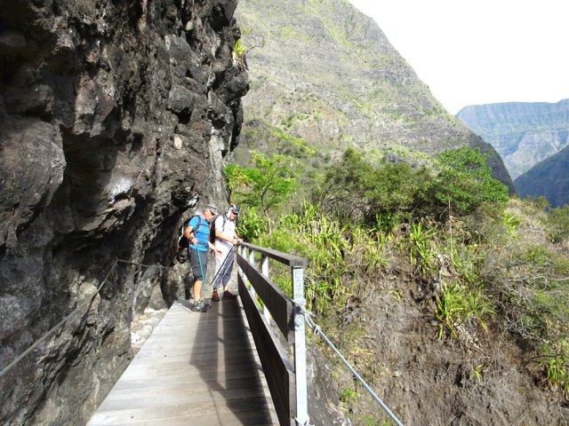 Quelques passages étroits le long de la falaise dominant l'Îlet de Bois Rouge