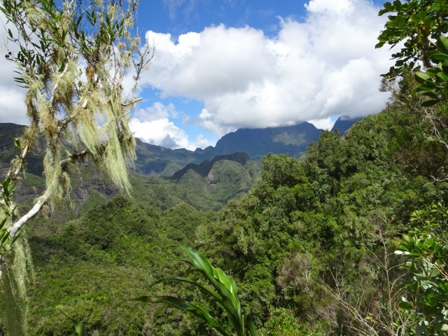 Récompense en arrivant à l'arête avec vues sur les pitons alentour