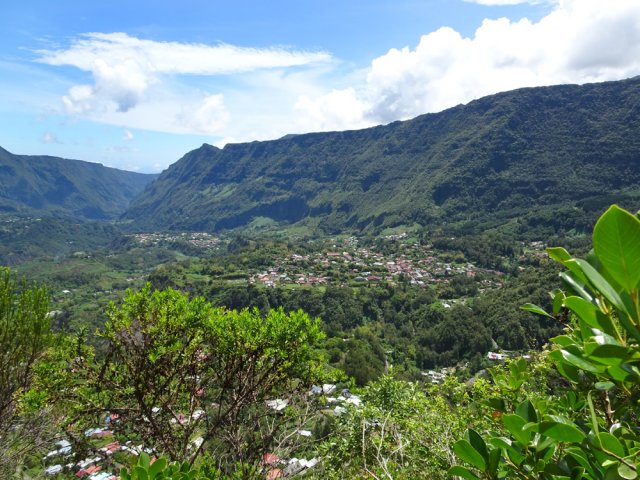 Le panorama sur Hell Bourg depuis le sommet du piton Tambour