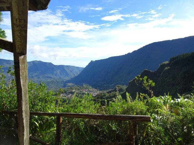 Profiter des panoramas sur le cirque avant de pénétrer en forêt
