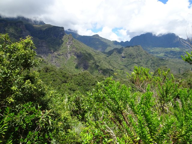 Larges panoramas sur l'imposant Gros Morne descendant jusqu'à la Rivière du Mât