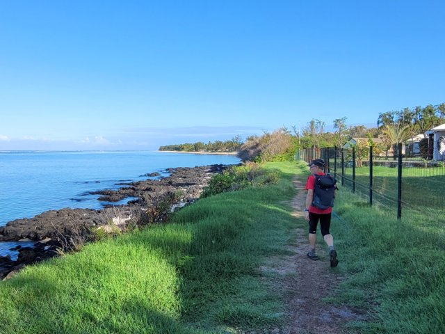 Un large sentier plat longe le terrain militaire